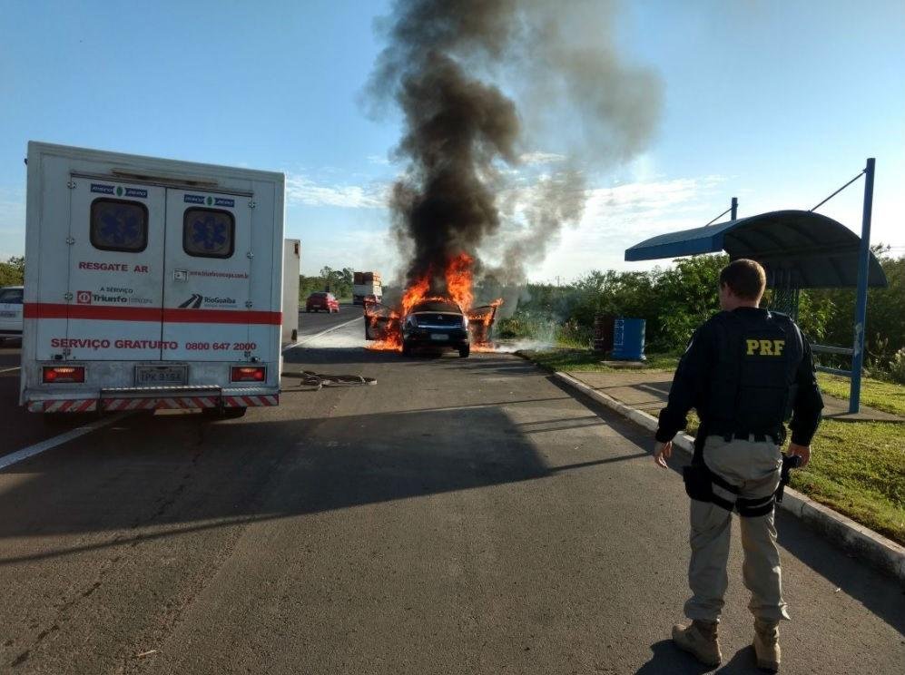 Carro incendeia na BR 116 em Gua&iacute;ba	