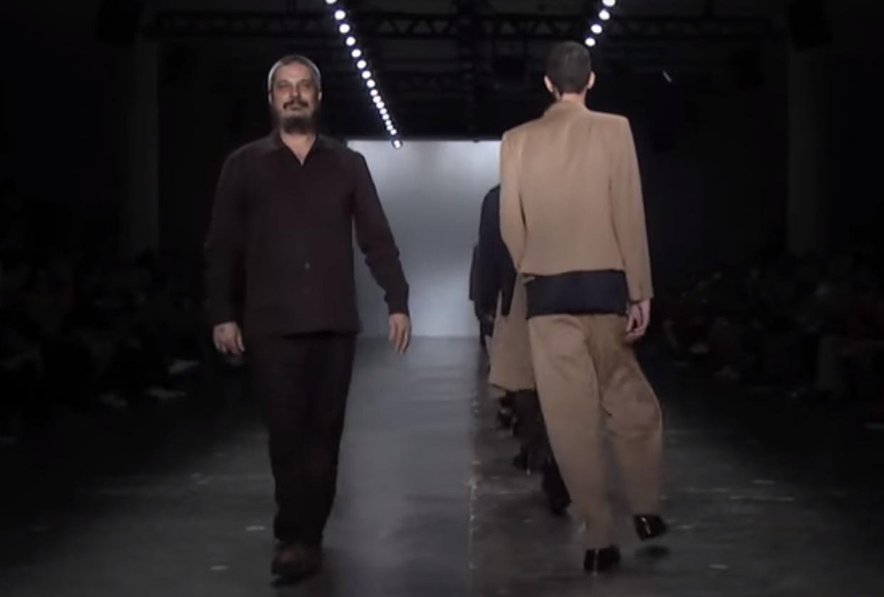 Estilista &eacute; conhecido pelo trabalho com pe&ccedil;as de alfaiataria que misturam moda masculina e feminina