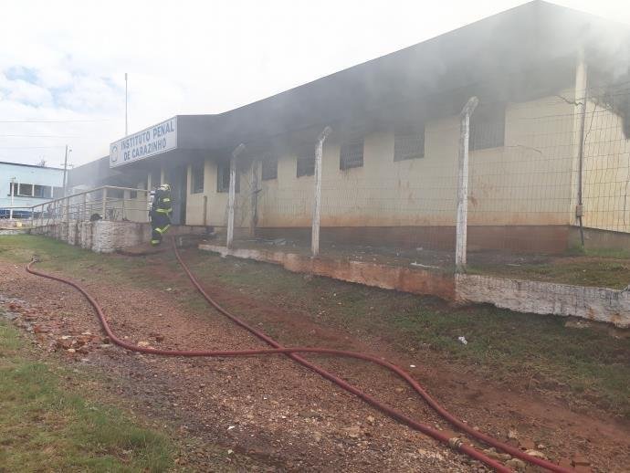 Inc&ecirc;ndio foi controlado ap&oacute;s tr&ecirc;s horas
