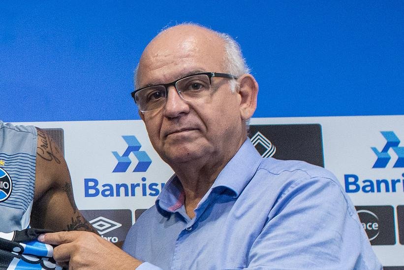 Presidente citou "regras" das competi&ccedil;&otilde;es que exigem um plantel maior