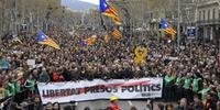 Manifestantes bloqueiam estradas na Catalunha em apoio a Puigdemont