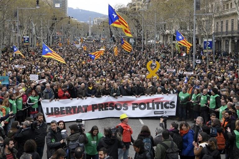 Manifestantes bloqueiam estradas na Catalunha em apoio a Puigdemont