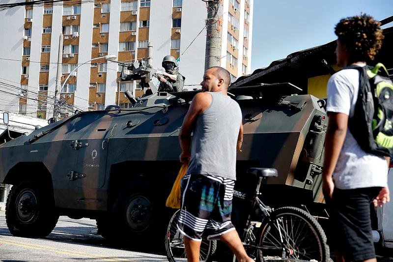 Mais de 3 mil militares das For&ccedil;as Armadas, 150 policiais militares e 350 policiais civis realizaram o cerco