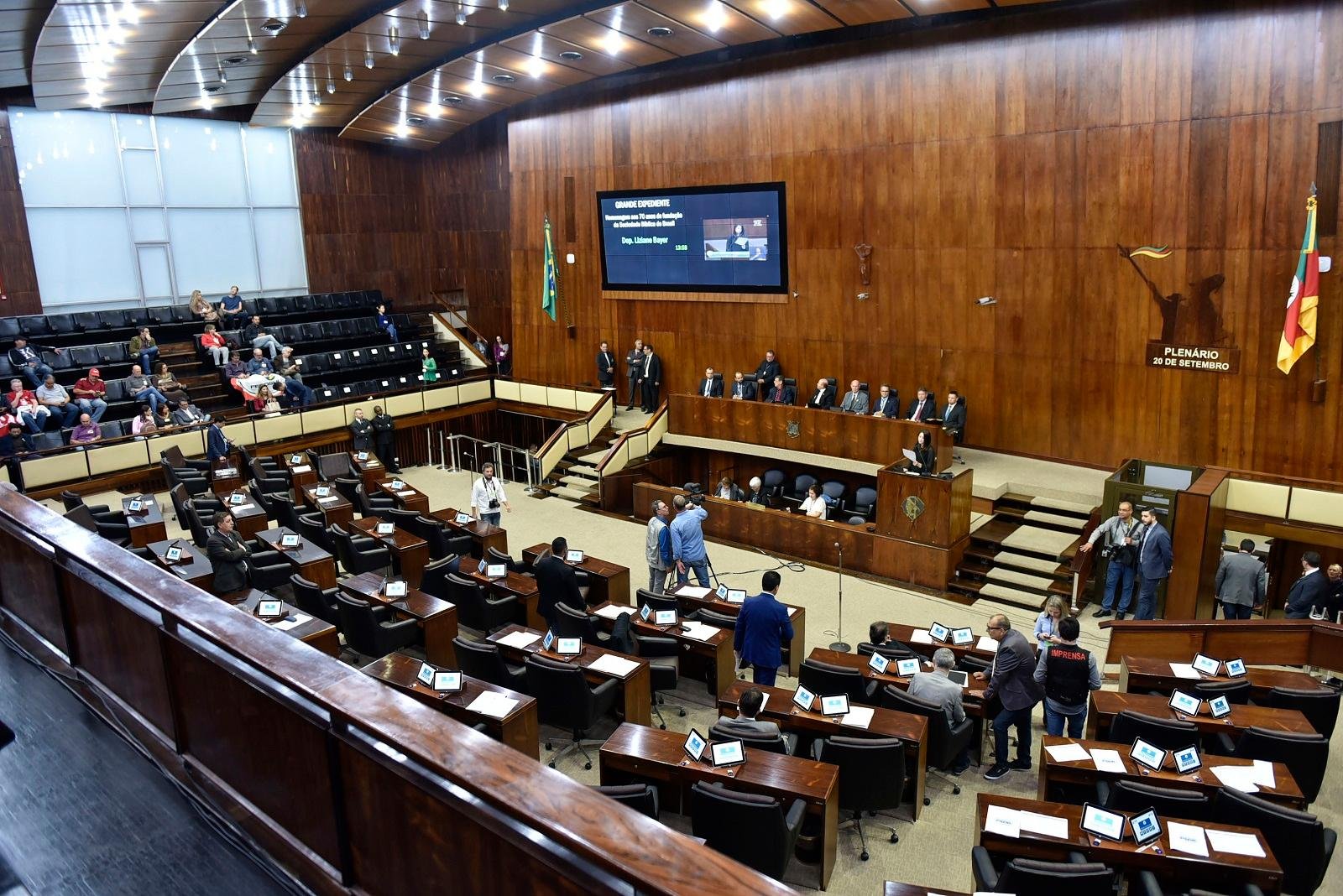 Proposta do governo passou por unanimidade, com os 46 votos presentes