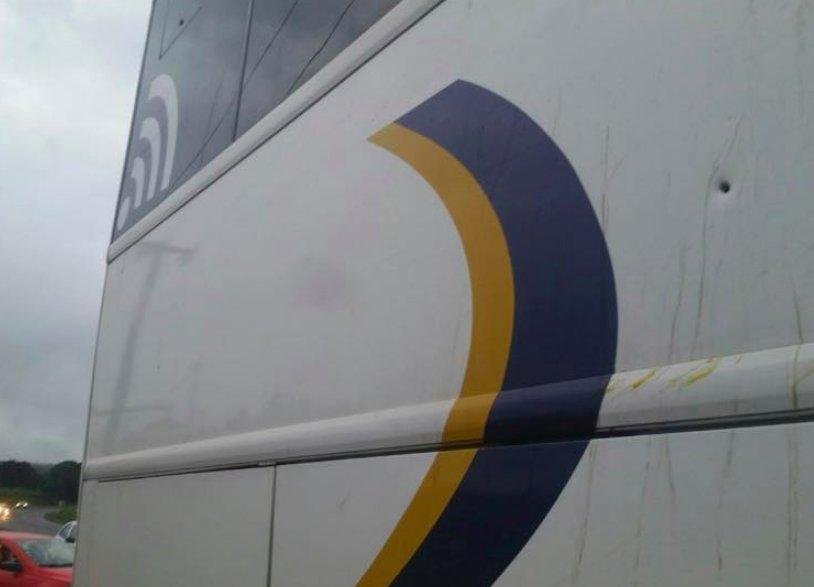 &Ocirc;nibus teria sido alvo de arma de fogo e pregos para furar pneus
