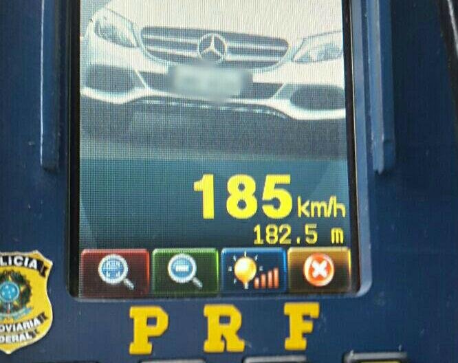 Ve&iacute;culo foi flagrado a 185 km/h na freeway