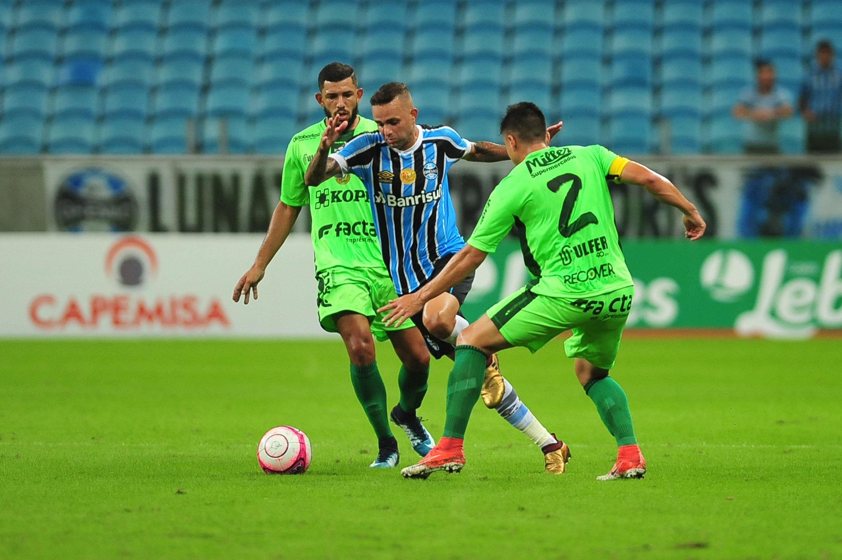 Tricolor teve amplo dom&iacute;nio da partida, mas perdeu gols e cedeu empate em 1 a 1