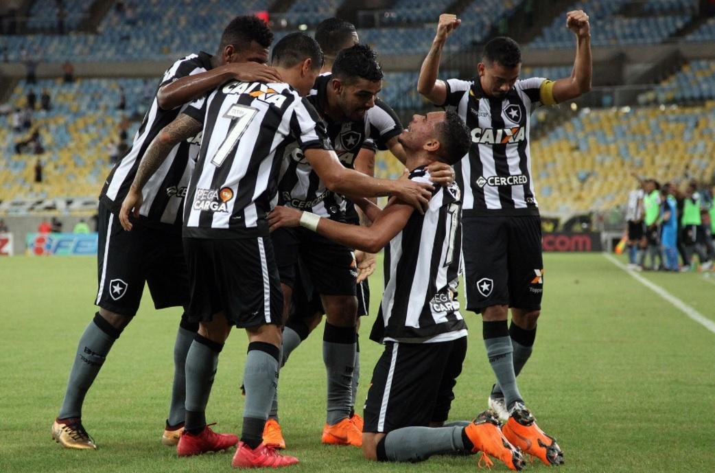 Botafogo bate Flamengo e vai &agrave; decis&atilde;o do Campeonato Carioca