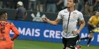Corinthians marca nos acréscimos e bate São Paulo nos pênaltis para ir à final