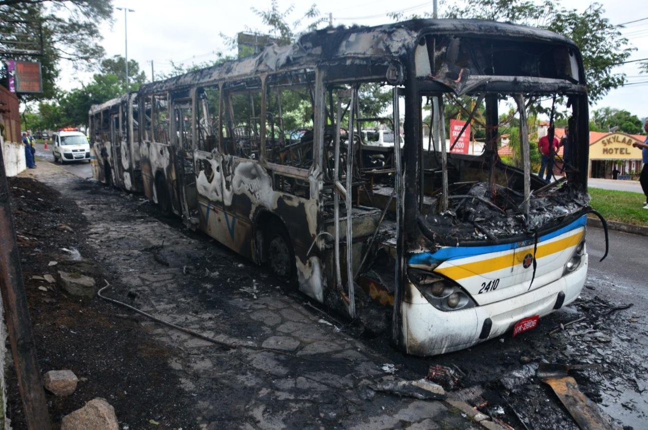 &Ocirc;nibus pega fogo na zona Sul de Porto Alegre 