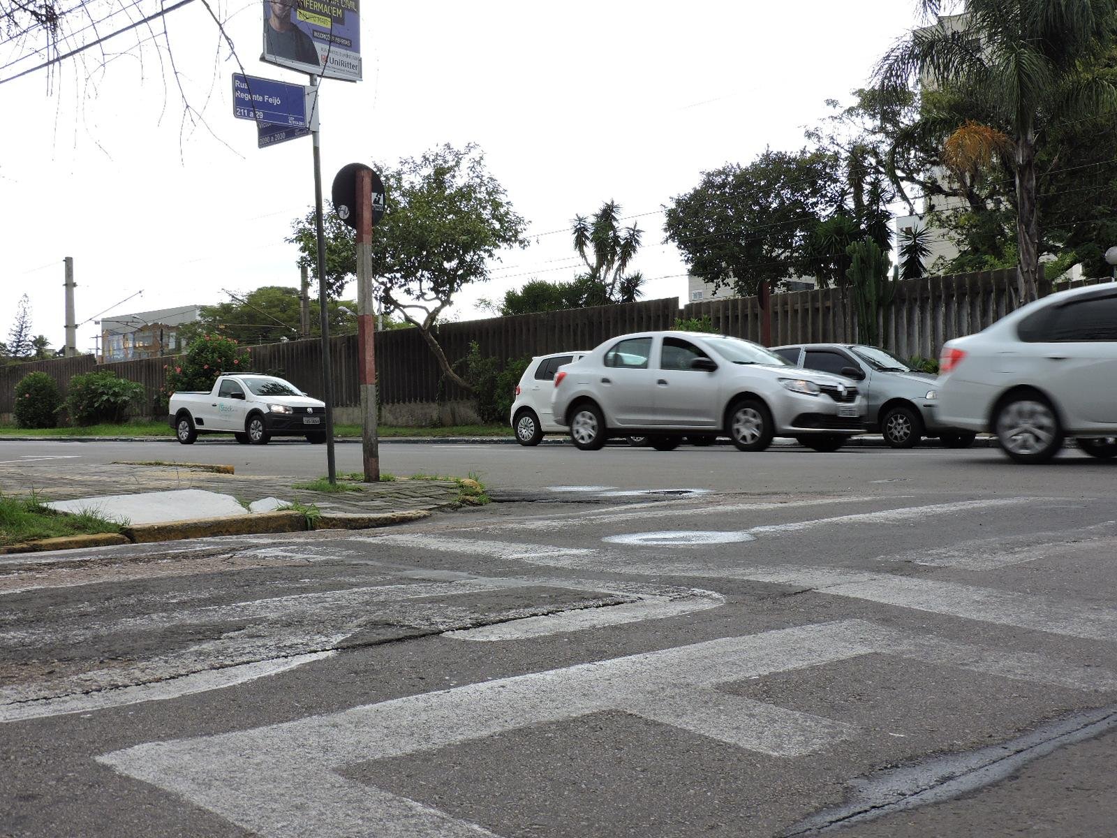 A Regente Feij&oacute;, que liga a BR 116 &agrave; avenida Victor Barreto, ter&aacute; m&atilde;o dupla