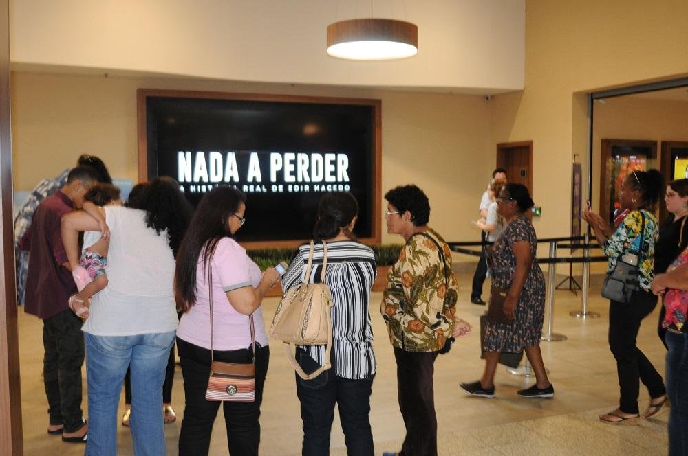Milhares de pessoas foram conferir a estreia de Nada a Perder