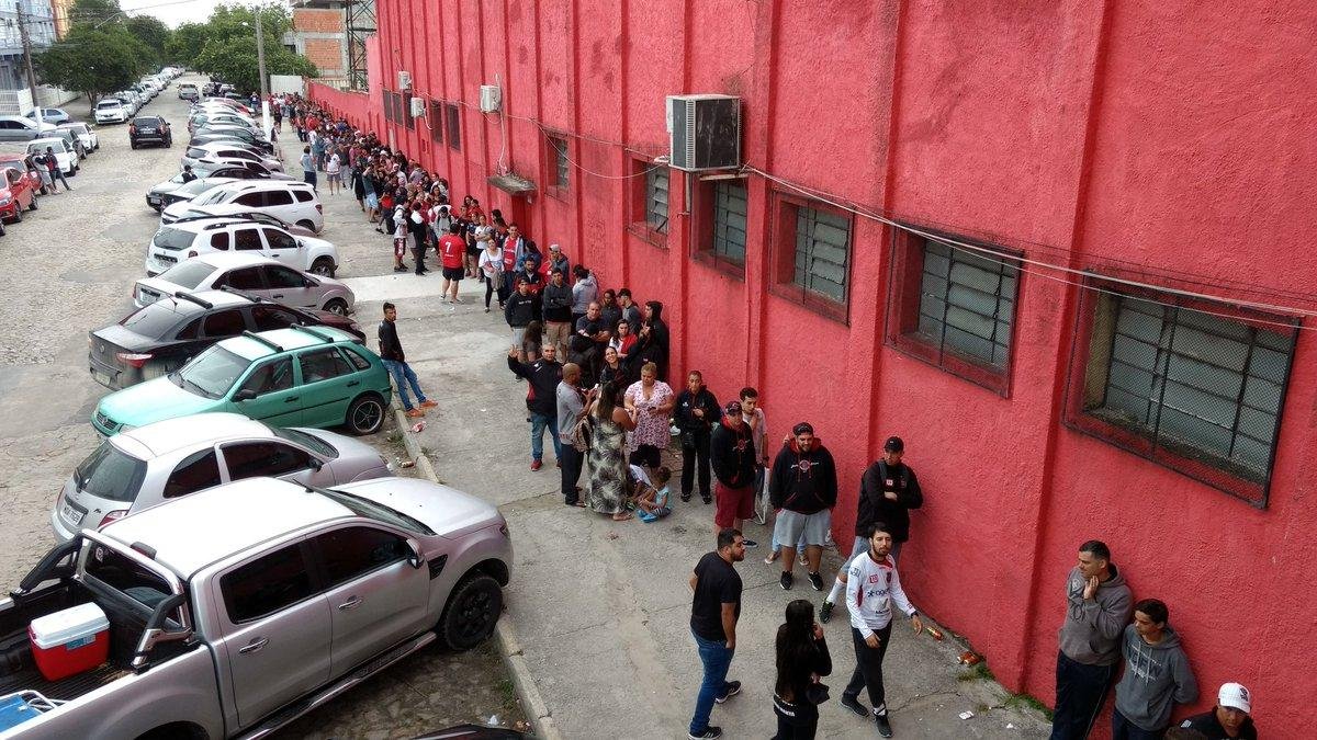 Torcida do Brasil de Pelotas formou fila para comprar ingressos no Bento Freitas