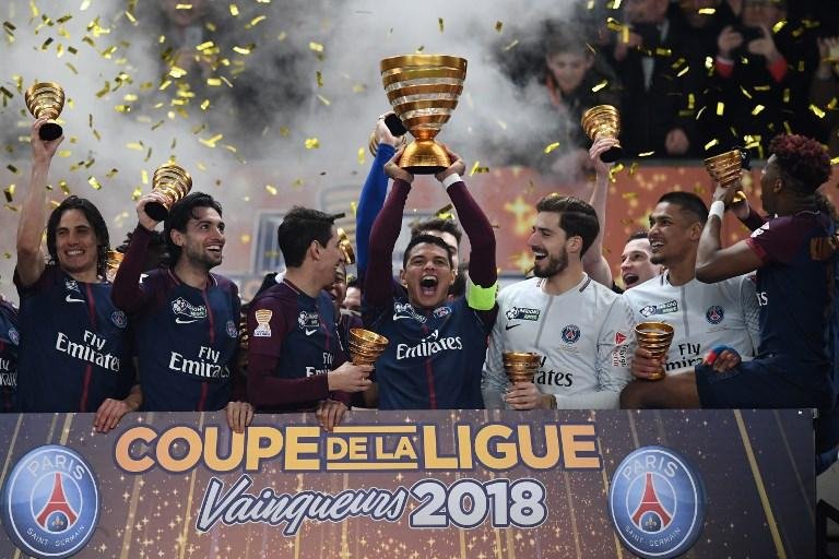 Thiago Silva ergueu a ta&ccedil;a da Copa da Liga para o PSG
