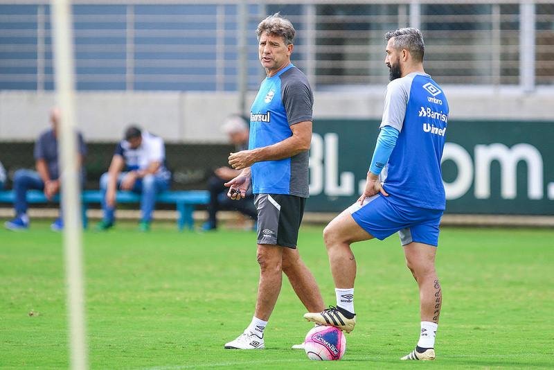 Douglas dever&aacute; retornar no segundo semestre