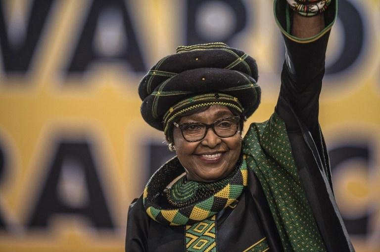 Morre Winnie Mandela, ex-esposa de Nelson Mandela
