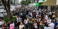Pessoas deixam prédios na Avenida Paulista, na região centro-sul de São Paulo, após relatos de tremores