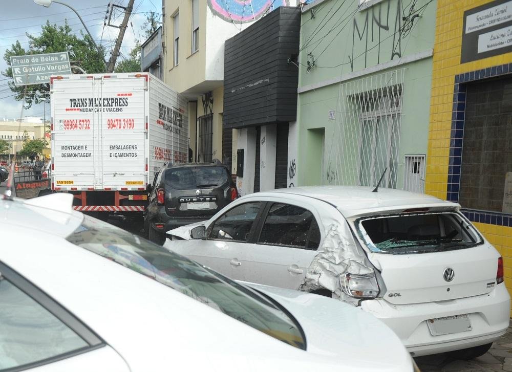 Caminh&atilde;o atropelou tr&ecirc;s pedestres e atingiu cinco ve&iacute;culos na rua Jo&atilde;o Alfredo