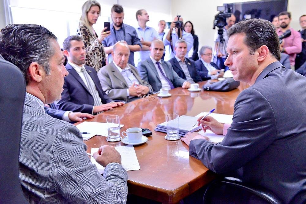 Prefeito entregou documentos nesta segunda-feira &agrave; C&acirc;mara Municipal