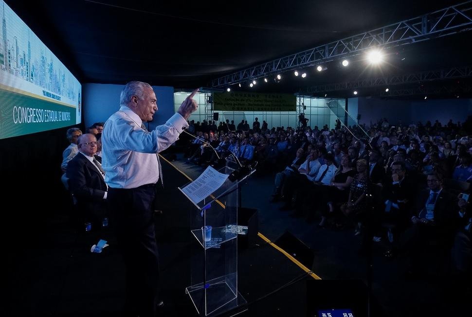 Presidente discursou para Congresso de Munic&iacute;pios, enquanto protesto contra seu governo ocorria em Santos
