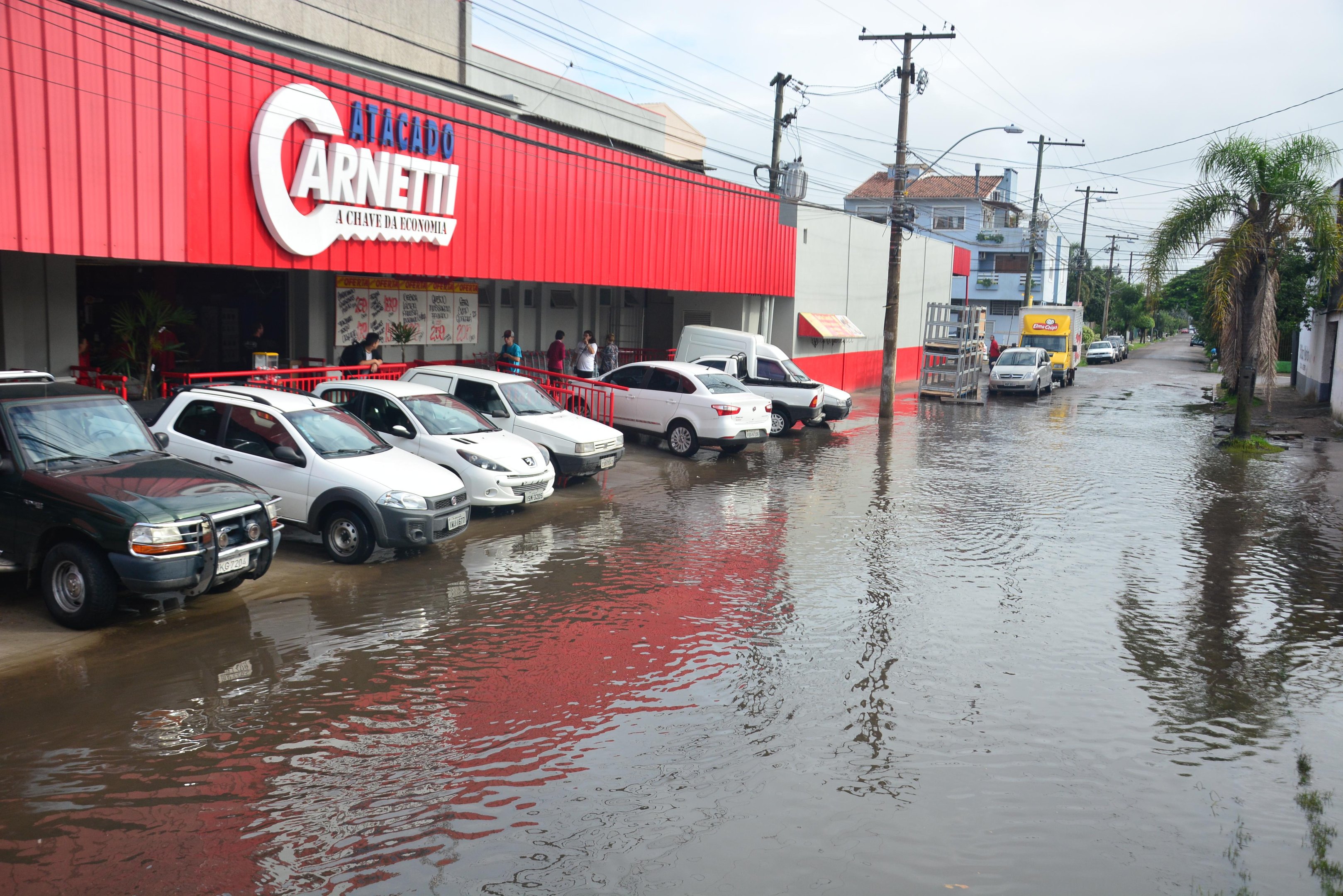 Moradores reclamam de rua alagada h&aacute; pelo menos 15 dias