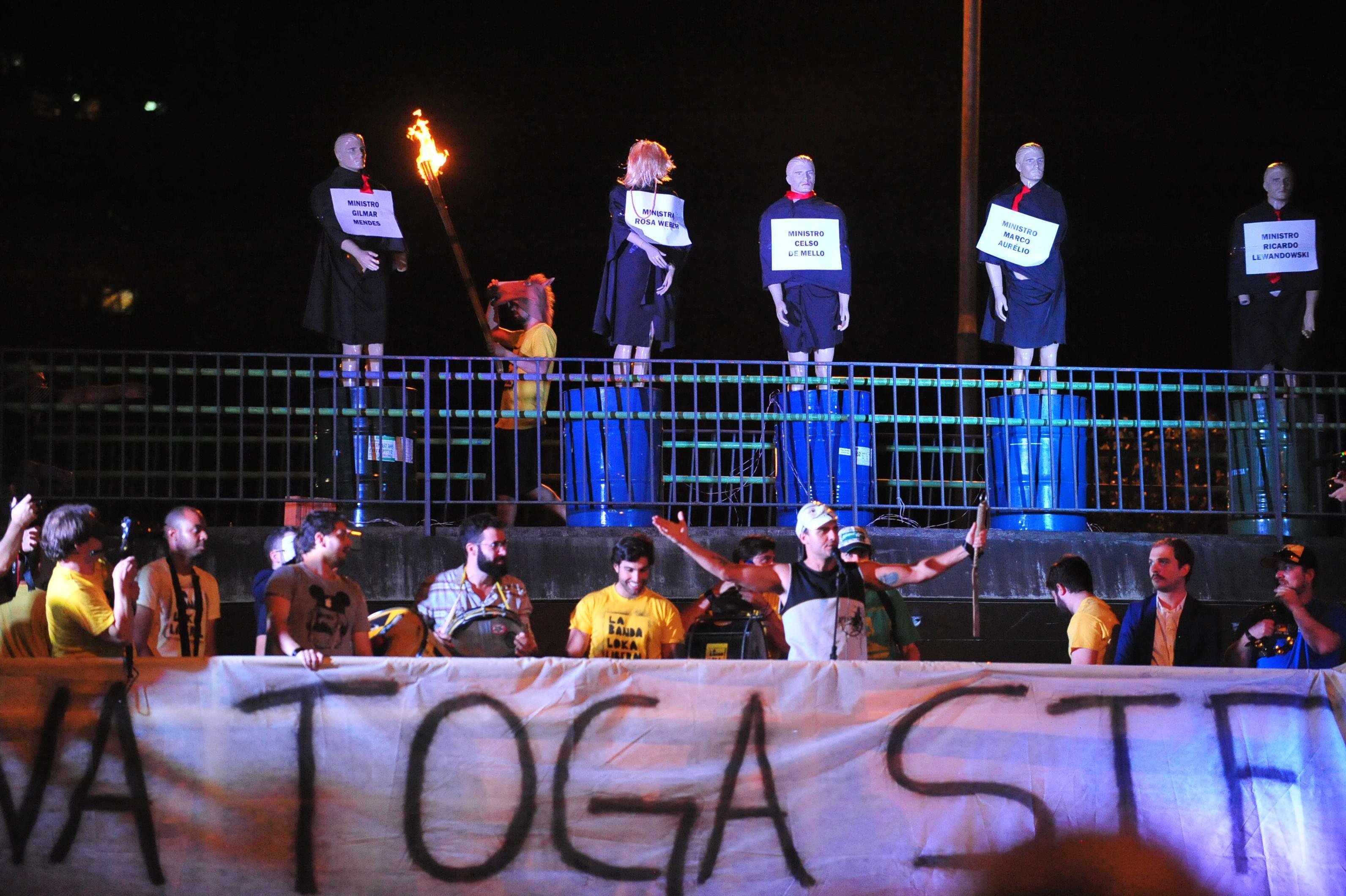 Multid&atilde;o ocupou avenida Goethe e insinuou tocar fogo em bonecos representando magistrados