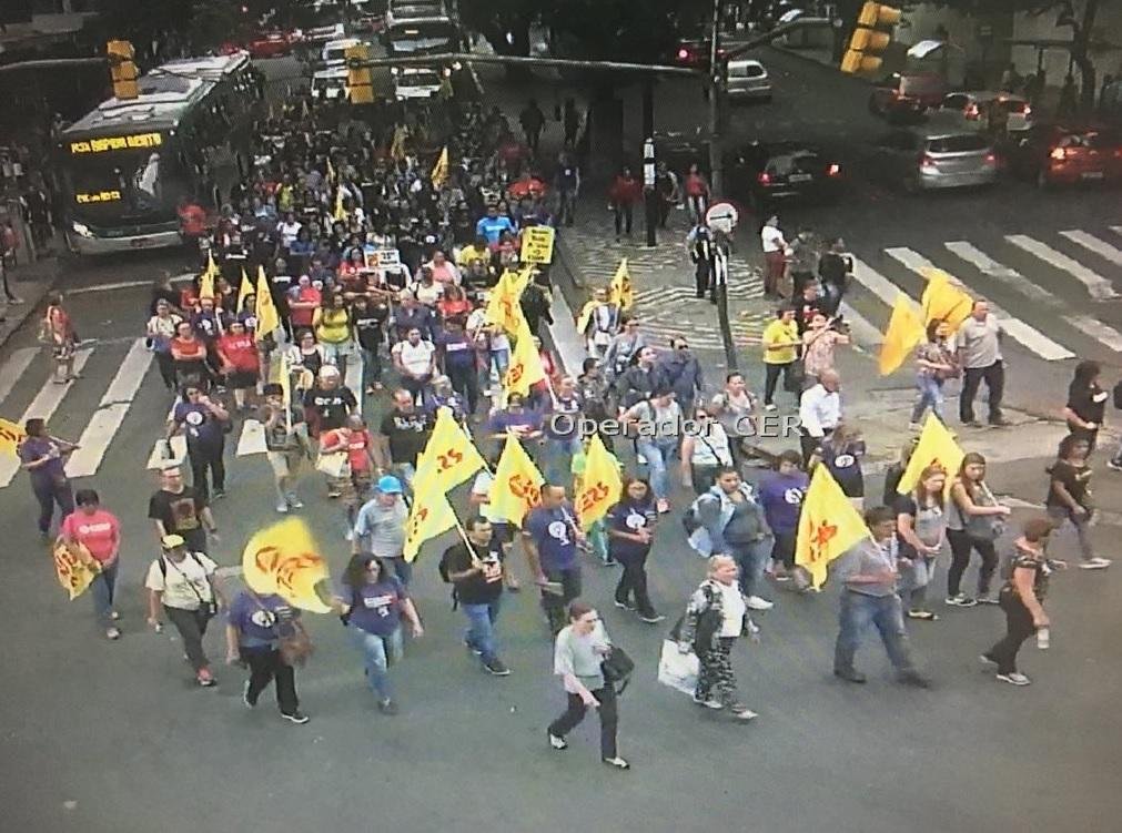 Cpers realiza manifesta&ccedil;&atilde;o e projeta reuni&atilde;o no Piratini por reposi&ccedil;&atilde;o salarial 