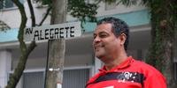 Zelador Valmir Alegrete colocou uma placa de madeira para sinalizar avenida Alegrete, no bairro Petrópolis