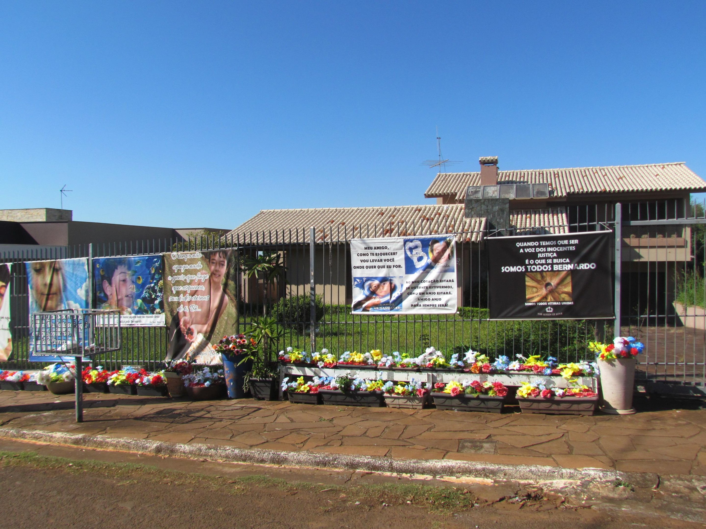 Moradores depositam flores em frente &agrave; casa onde Bernardo morava