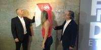 Momento em que o presidente Marcelo Medeiros, a esposa de Fernandão e o vice Otávio Rojas revelam a nova placa