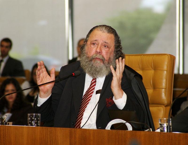 Ex-ministro Eros Grau n&atilde;o v&ecirc; amea&ccedil;a em fala de general