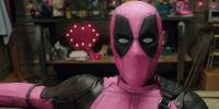 Deadpool veste uniforme rosa em campanha contra o câncer