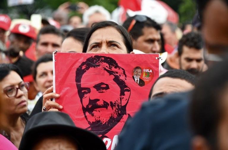 Apoiadores do Lula acompanham a sess&atilde;o que julga o habeas corpus do ex-presidente