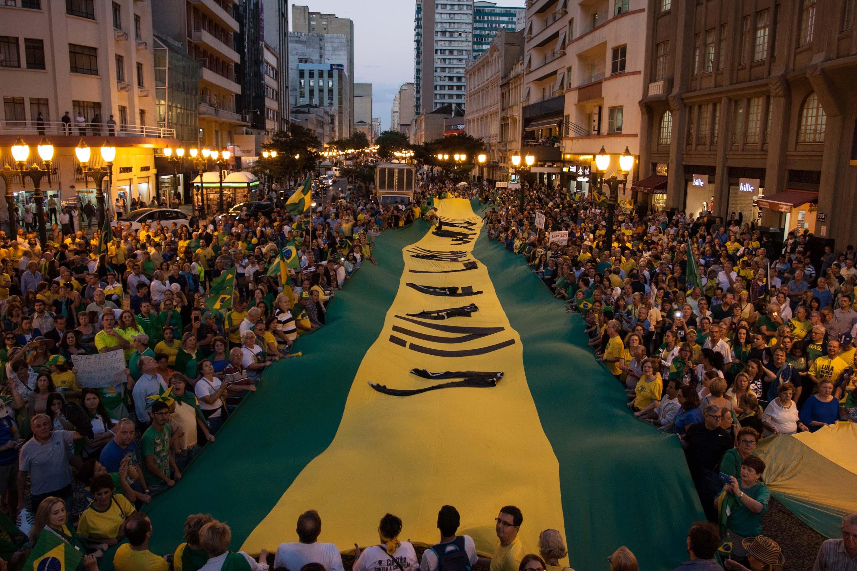 Movimentos contra o ex-presidente ocorrem em v&aacute;rias cidades do pa&iacute;s