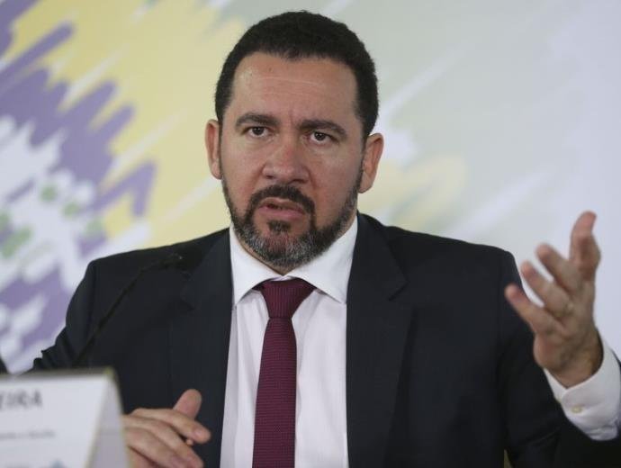 Solenidade foi transferida para pr&oacute;xima semana a fim de concentrar maior n&uacute;mero de posses em um s&oacute; dia