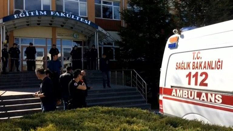 Funcion&aacute;rio da universidade atirou contra colegas na Turquia
