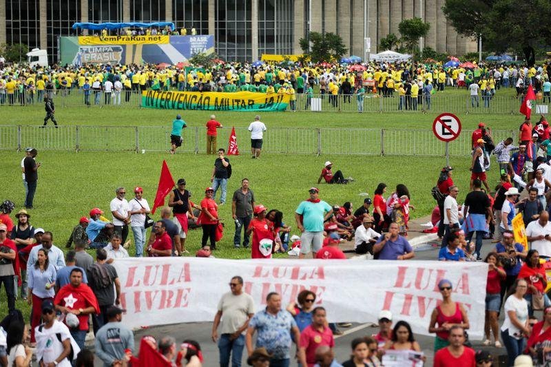 Manifestantes contra e a favor de Lula protestam no gramado da Esplanada dos Minist&eacute;rios nesta quarta