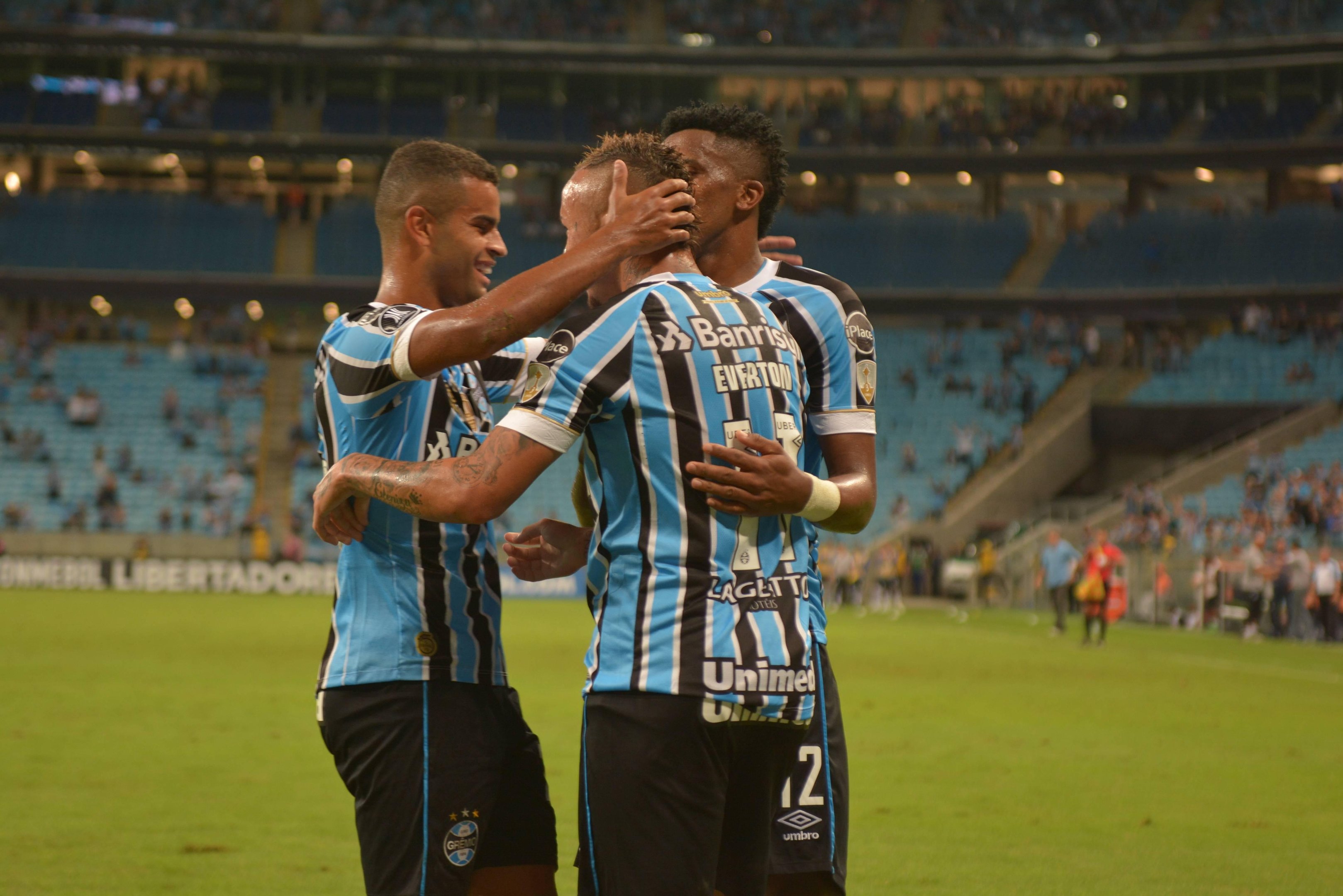 Tricolor teve primeiro tempo pouco inspirado, mas deu show para conseguir primeira vit&oacute;ria na Libertadores