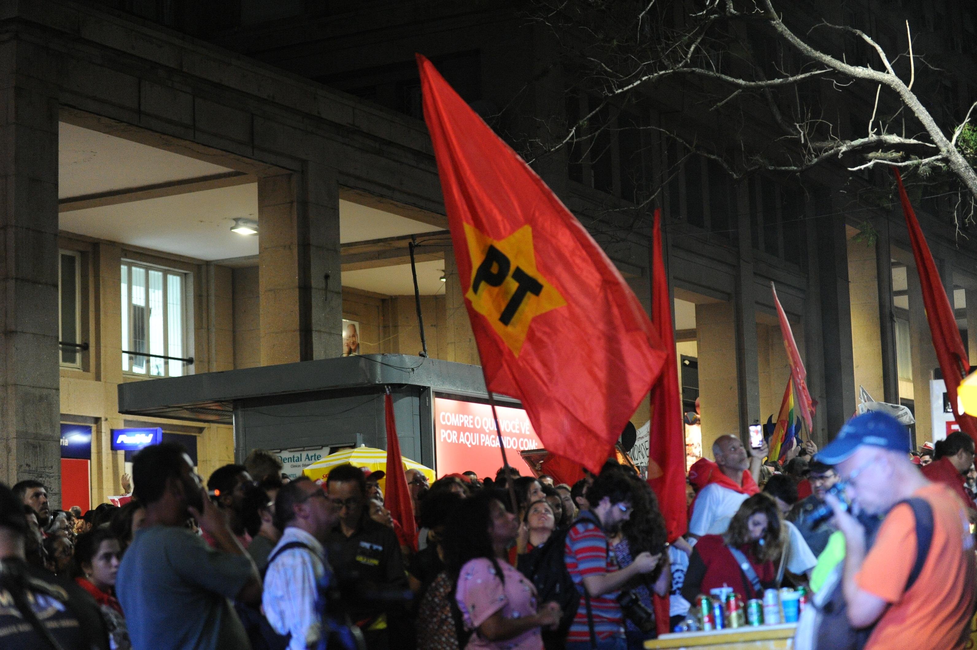 Manifestantes se concentram na Esquina Democr&aacute;tica, &aacute;rea central da capital