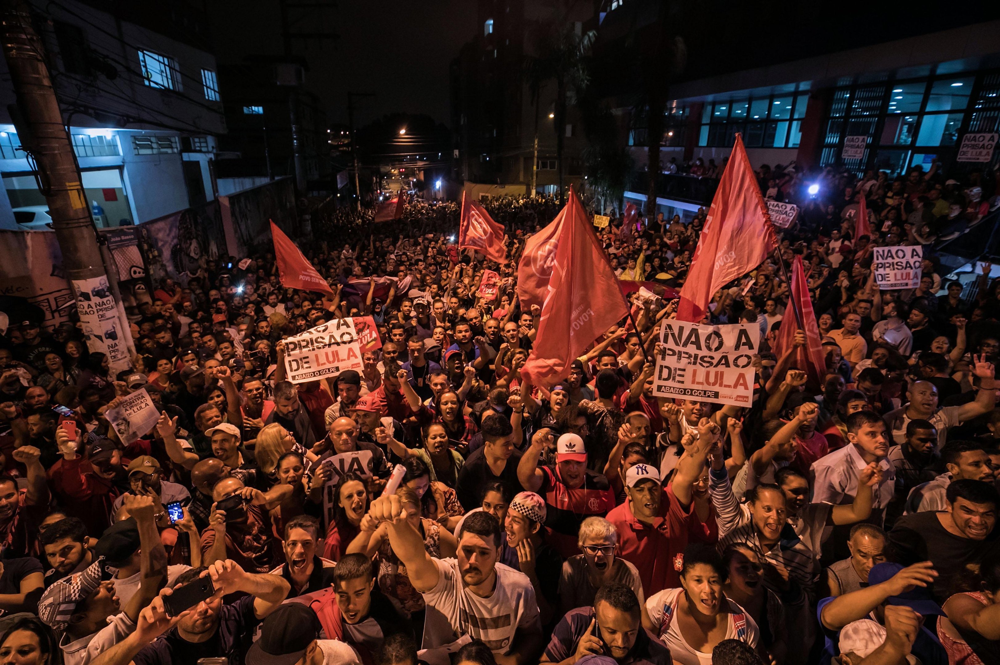 Coordenador do MTST, Guilherme Boulos garante que disposi&ccedil;&atilde;o &eacute; "n&atilde;o deixar que prendam" ex-presidente