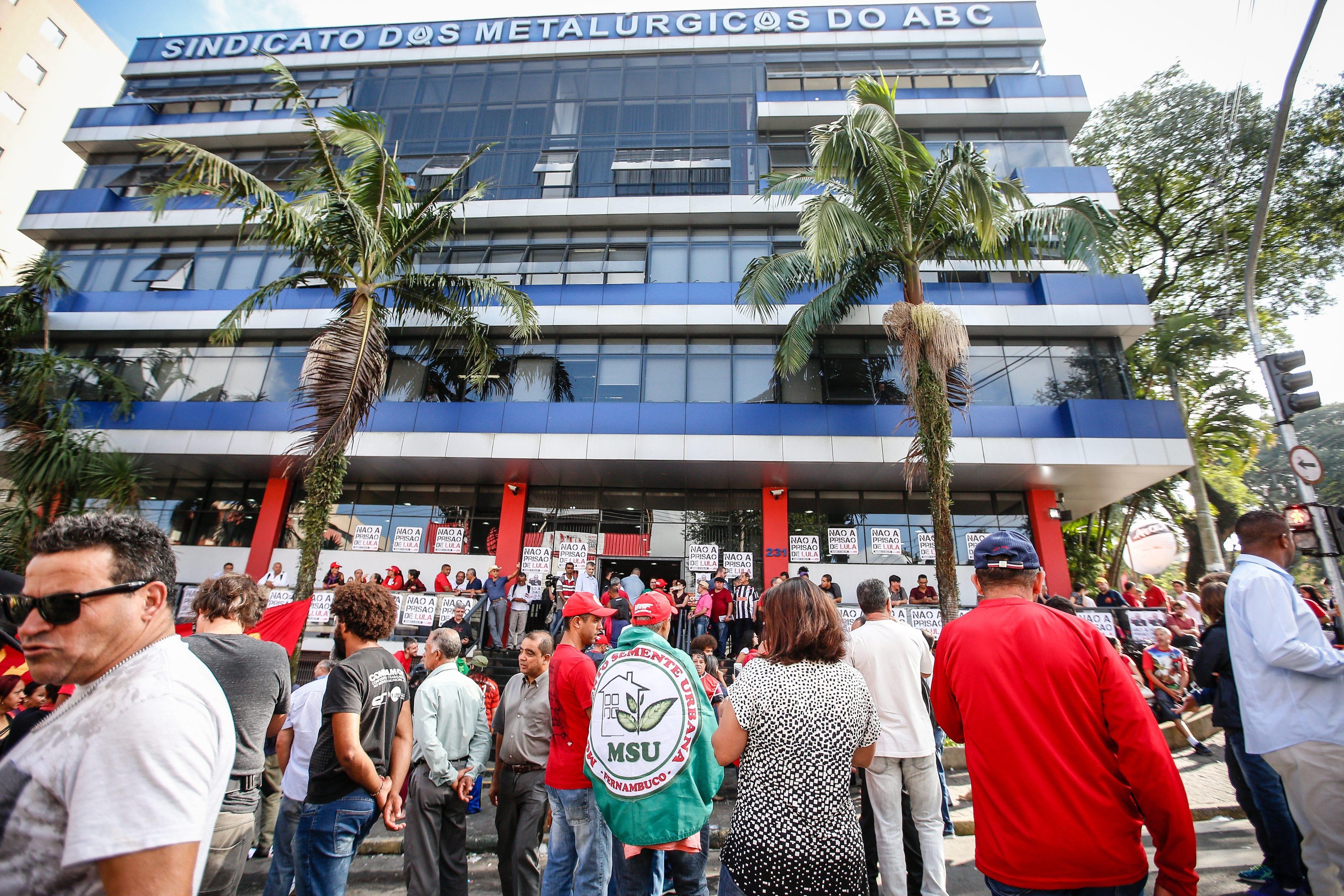 Apoiadores de Lula est&atilde;o reunidos em frente &agrave; sede do Sindicato dos Metal&uacute;rgicos em S&atilde;o Bernardo do Campo