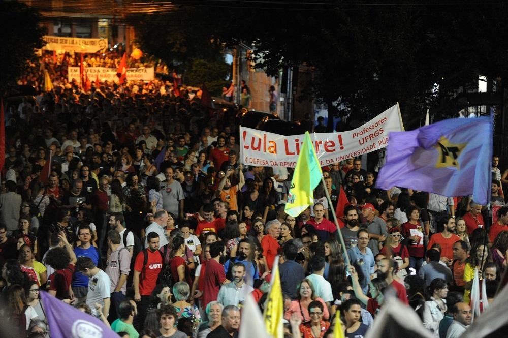 Manifestantes defendem ex-presidente Lula 