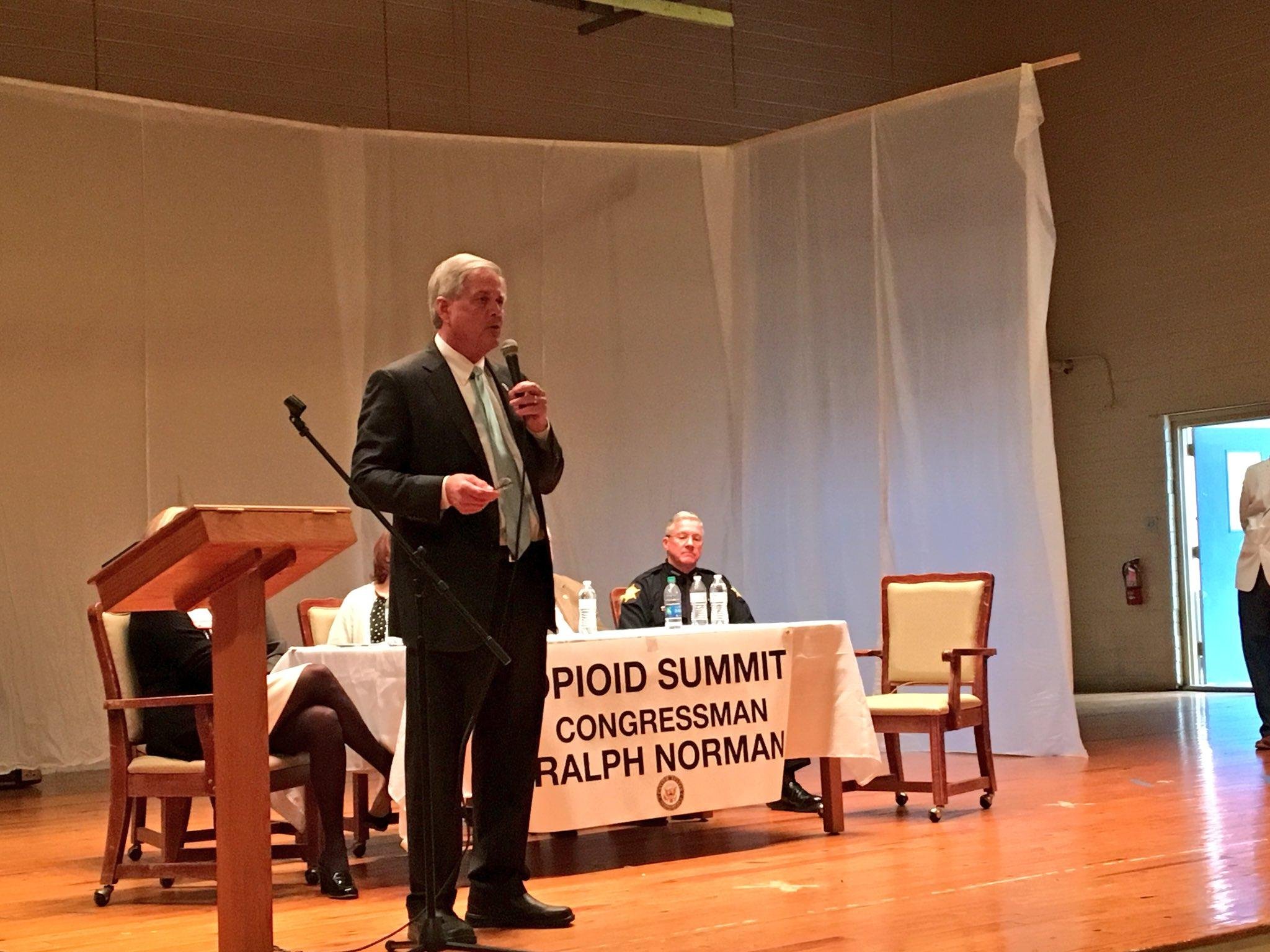 Ralph Norman disse que colocou pistola sobre a mesa "para mostrar seguran&ccedil;a das armas de fogo"