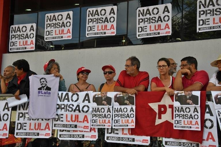 &Uacute;ltimos detalhes da pris&atilde;o de Lula est&atilde;o sendo ajustados com os aliados mais pr&oacute;ximos
