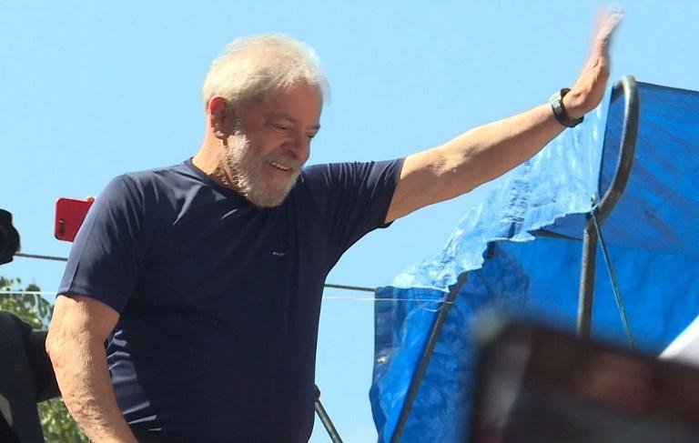 Ex-presidente Lula permaneceu no carro de som, &agrave; vista de todos o tempo todo