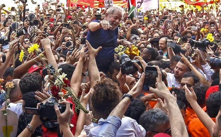 Lula foi carregado pelos manifestantes ap&oacute;s seu discuso em frente ao Sindicato dos Metal&uacute;rgicos, no ABC