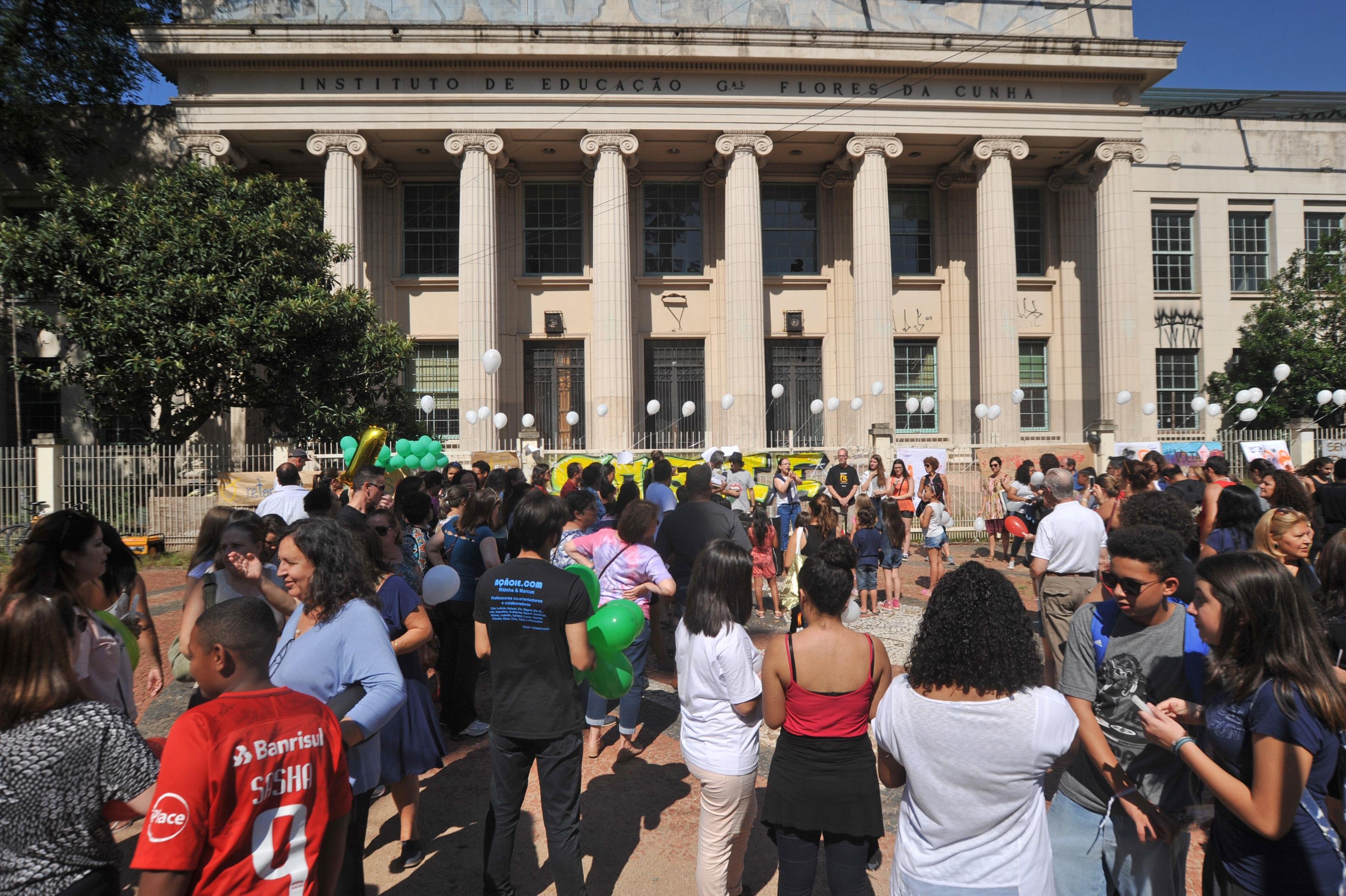 Professores, funcion&aacute;rios, alunos e pais protestam pela retomada das obras de restaura&ccedil;&atilde;o do Instituto de Educa&ccedil;&atilde;o General Flores da Cunha