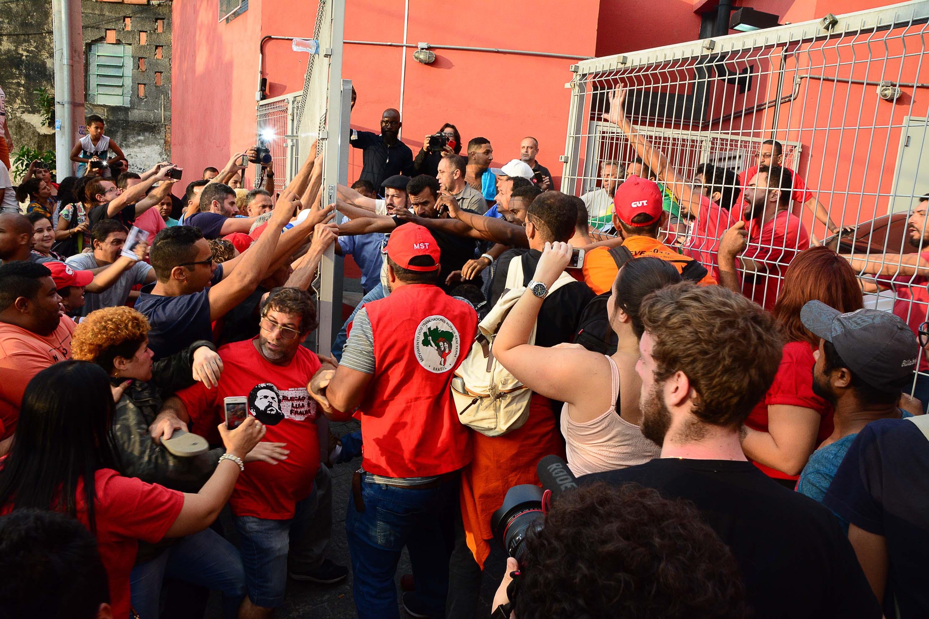 Militantes tentaram impedir sa&iacute;da de Lula