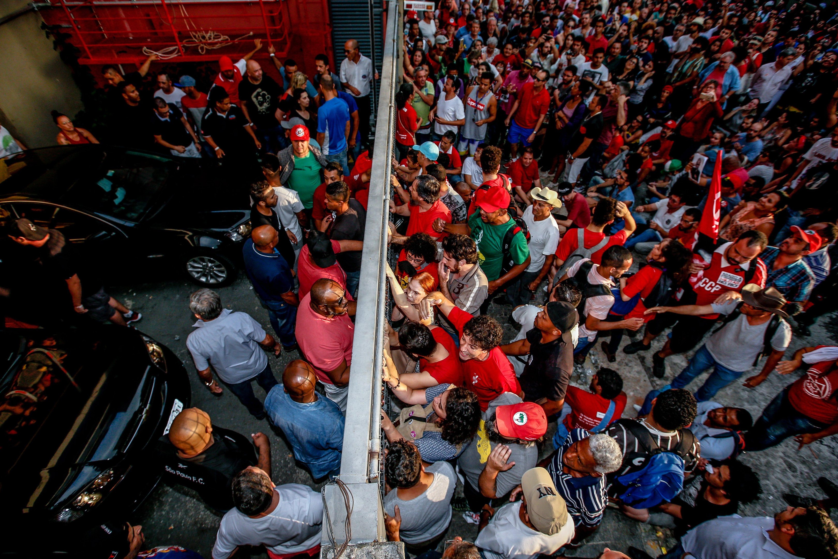 Militantes bloqueiam sa&iacute;da de Lula