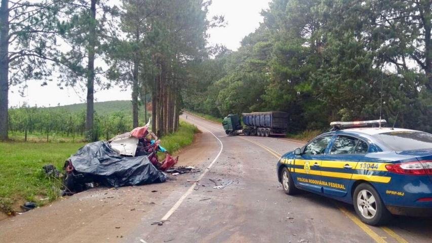 Casal morre em colis&atilde;o entre carro e carreta no Norte do RS 
